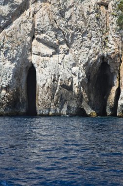 Deniz, capri mağaralarda