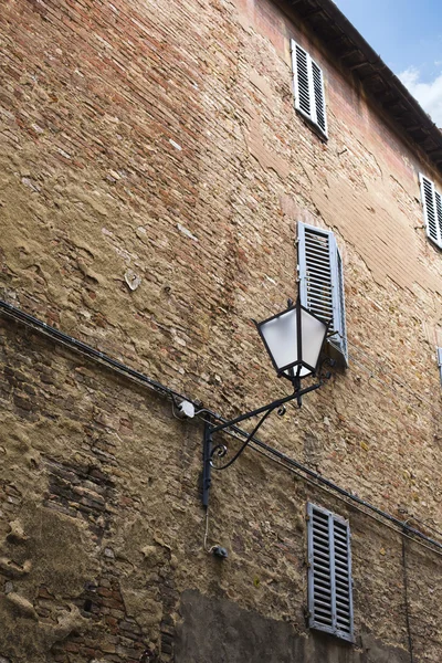 Laterne hängt an der Wand — Stockfoto