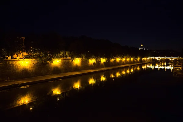 Fiume Tevere illuminato di notte — Foto Stock