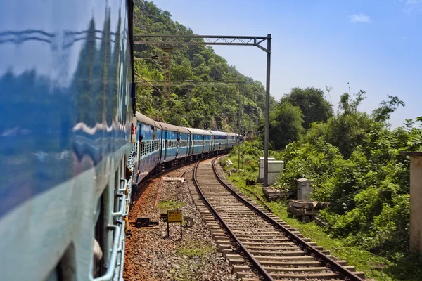 Tren en movimiento en una vía férrea — Foto de Stock