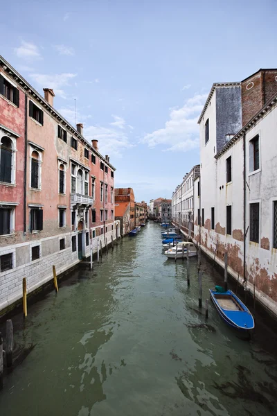 Gebäude entlang eines Kanals, Venedig — Stockfoto