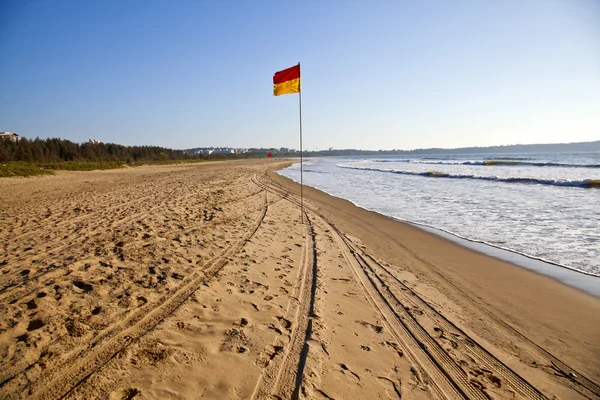 Flaga na plaży — Zdjęcie stockowe