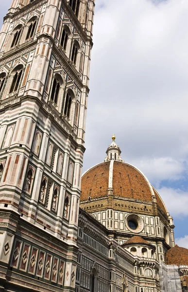 Campanile di giotto med domkyrkan santa maria del fiore — Stockfoto