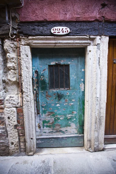 Porta desgastada de uma casa — Fotografia de Stock
