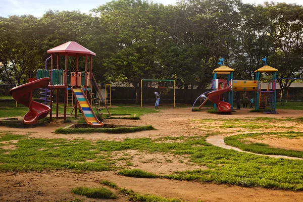 Glissières dans un parc — Photo