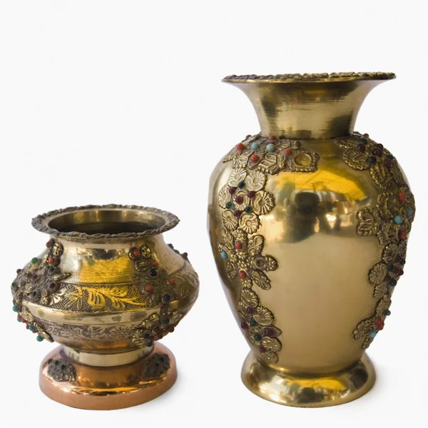 Antieke decoratieve metalen potten — Stockfoto