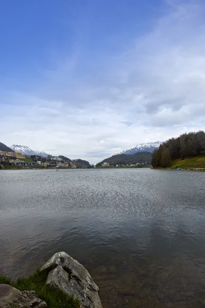 Lake with town — Stock Photo, Image