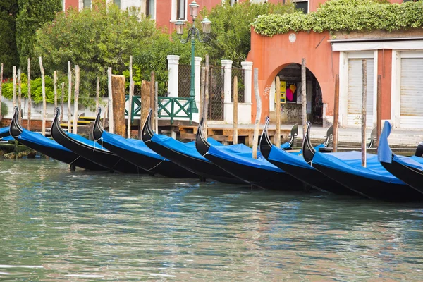 Gondolas anchored in a canal — Stock Photo, Image