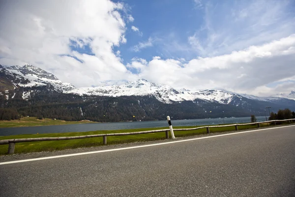 Route avec montagnes enneigées — Photo