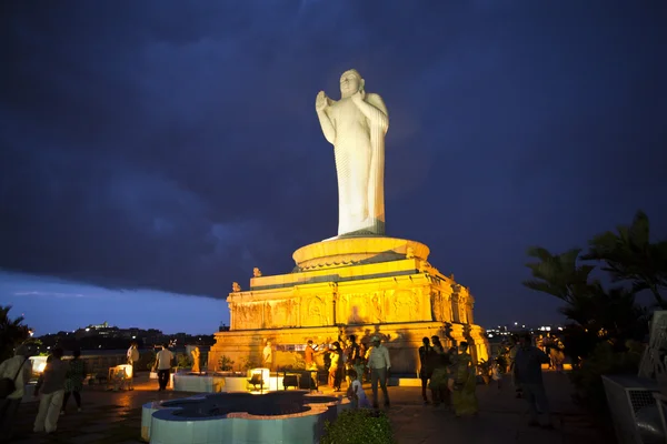 Buda, hussain sagar heykeli — Stok fotoğraf