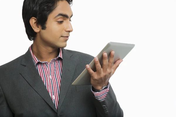 Podnikatel při pohledu na digitální tablet — Stockfoto