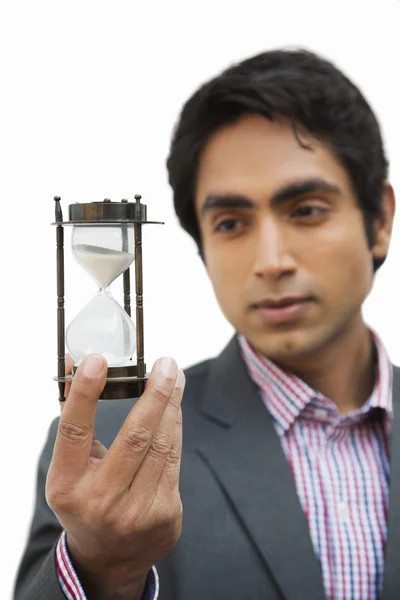 Affärsman tittar på ett timglas — Stockfoto