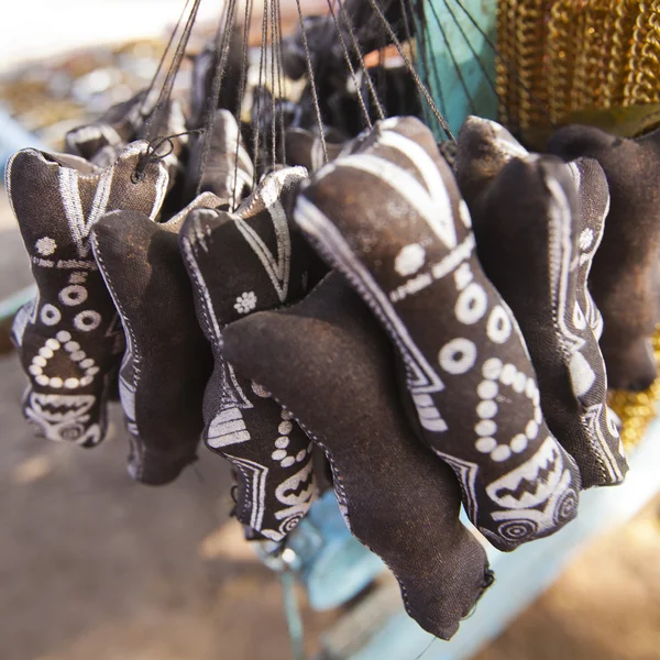 Shani dev Souvenir hängt auf einem Markt — Stockfoto