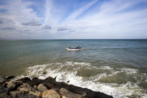 Barca in movimento nel Mare di Laccadive — Foto Stock