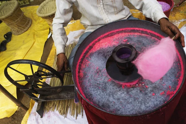 Vendor making pink cotton candy — Stock Photo, Image