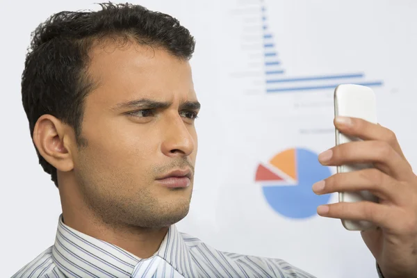 Geschäftsmann schaut aufs Handy — Stockfoto