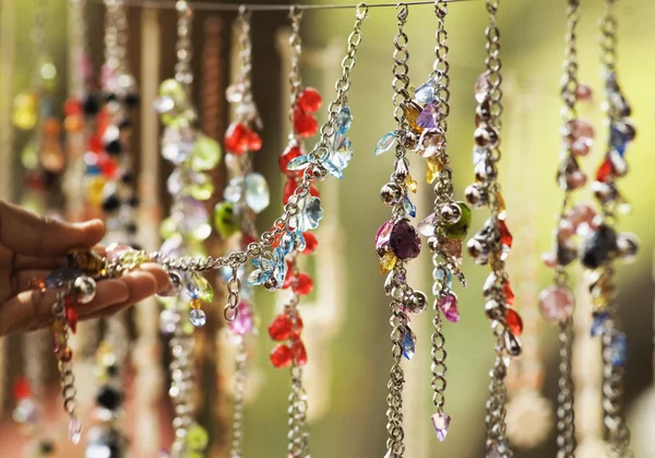 La mano de la persona sosteniendo una pulsera —  Fotos de Stock