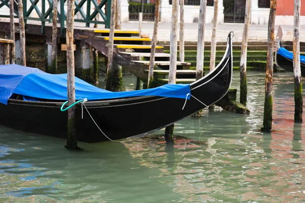 Góndola anclada en un canal, Venecia —  Fotos de Stock