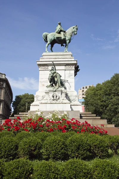 Statue in a park, Milan — Stock Photo, Image