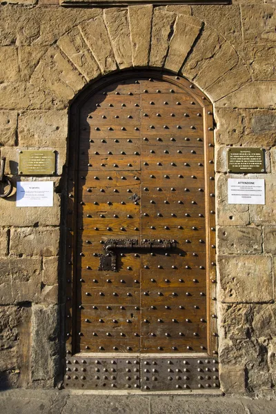 Porta fechada de um edifício — Fotografia de Stock