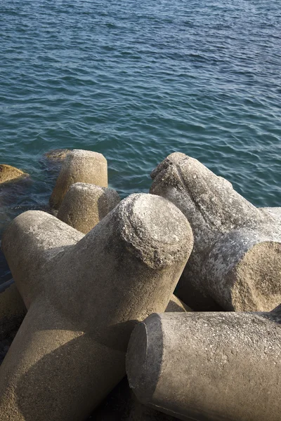 Bloques de hormigón en la costa — Foto de Stock