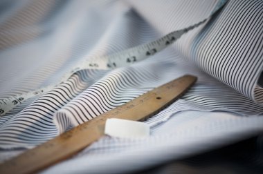 mezura ve ölçek kumaş üzerinde yakın çekim