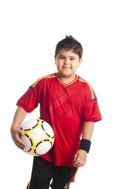 bir futbol topu tutan bir gülümseyen çocuk portresi