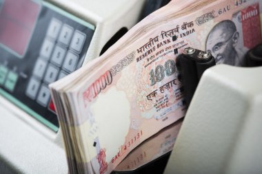 bin tane Hintli banknotların bir makinede sayılır varlık