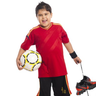 çocuğun futbol topu ve ayakkabılarını taşıyan
