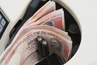 bin tane Hintli banknotların bir makinede sayılır varlık