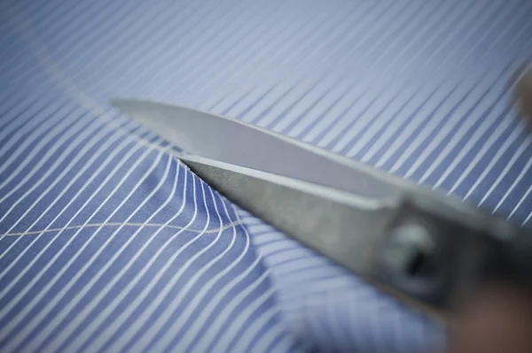 Close-up de um tecido que está sendo cortado por tesoura — Fotografia de Stock
