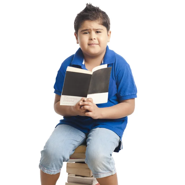 Menino lendo um livro — Fotografia de Stock