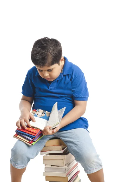 Jongen die een boek leest — Stockfoto