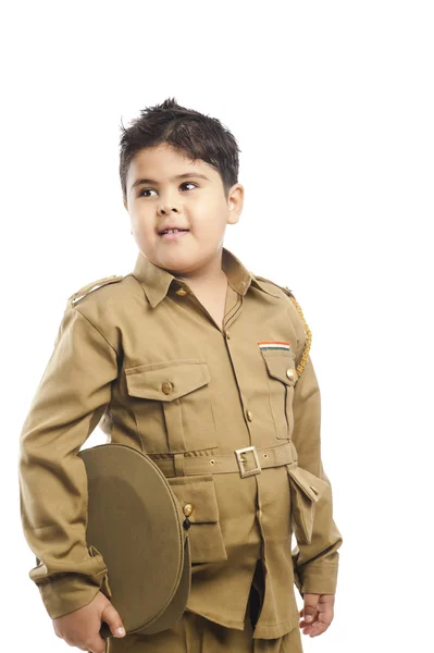 Крупный план мальчика, одетого в полицейскую форму — стоковое фото