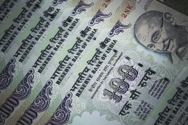Primer plano indio Cien rupias Notas —  Fotos de Stock
