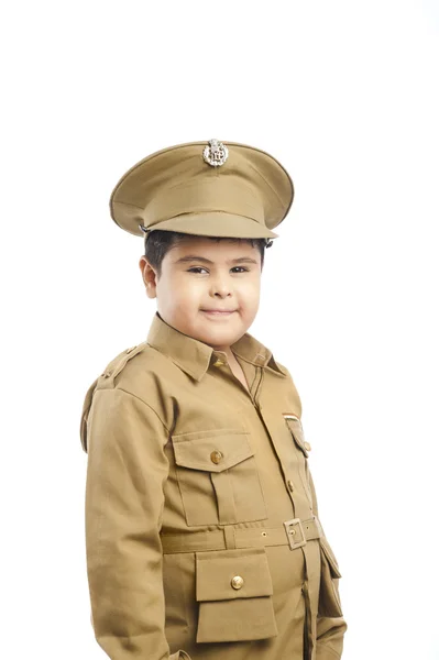 Primer plano de un chico vestido de uniforme de policía sonriendo — Foto de Stock