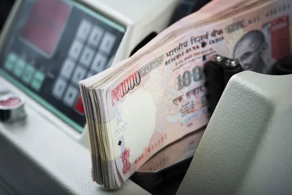 Tusen räknas indiska sedlar i en maskin — Stockfoto