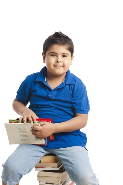 Niño sosteniendo libros — Foto de Stock