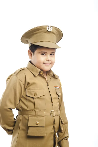 Primer plano de un chico vestido de uniforme de policía — Foto de Stock