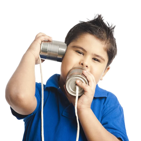 Close-up van een jongen in een blikje telefoon bellen — Stockfoto