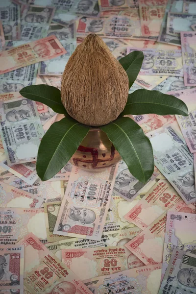 Kalash na indické papírové měny — Stock fotografie
