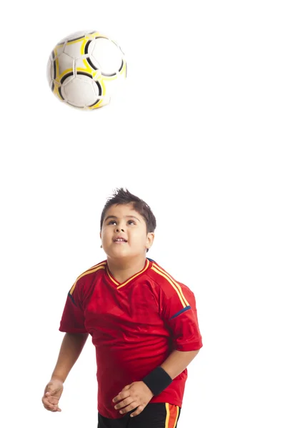 Chico jugando con una pelota de fútbol — Foto de Stock