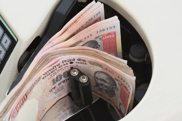 Bin tane Hintli banknotların bir makinede sayılır varlık — Stok fotoğraf
