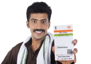 bir adam gösteren aadhar kartı portresi