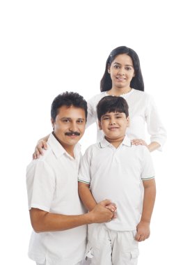 gülümseyen bir aile portresi