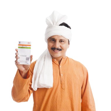 aadhaar kartı gösteren ve gülümseyen bir adam portresi