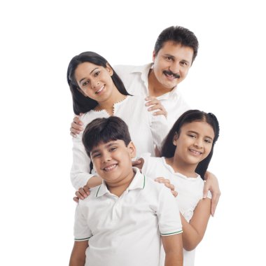 Eğleniyor gülümseyen bir aile portresi