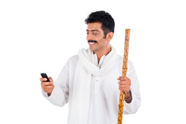 bir cep telefonu kullanan adam gülümsüyor