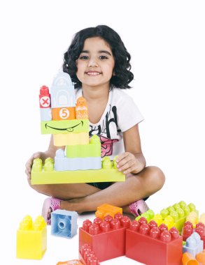 yapı taşları ile oynayan bir kız portresi