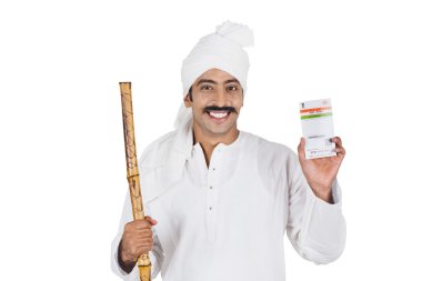 aadhaar kartı gösteren ve gülümseyen bir adam portresi